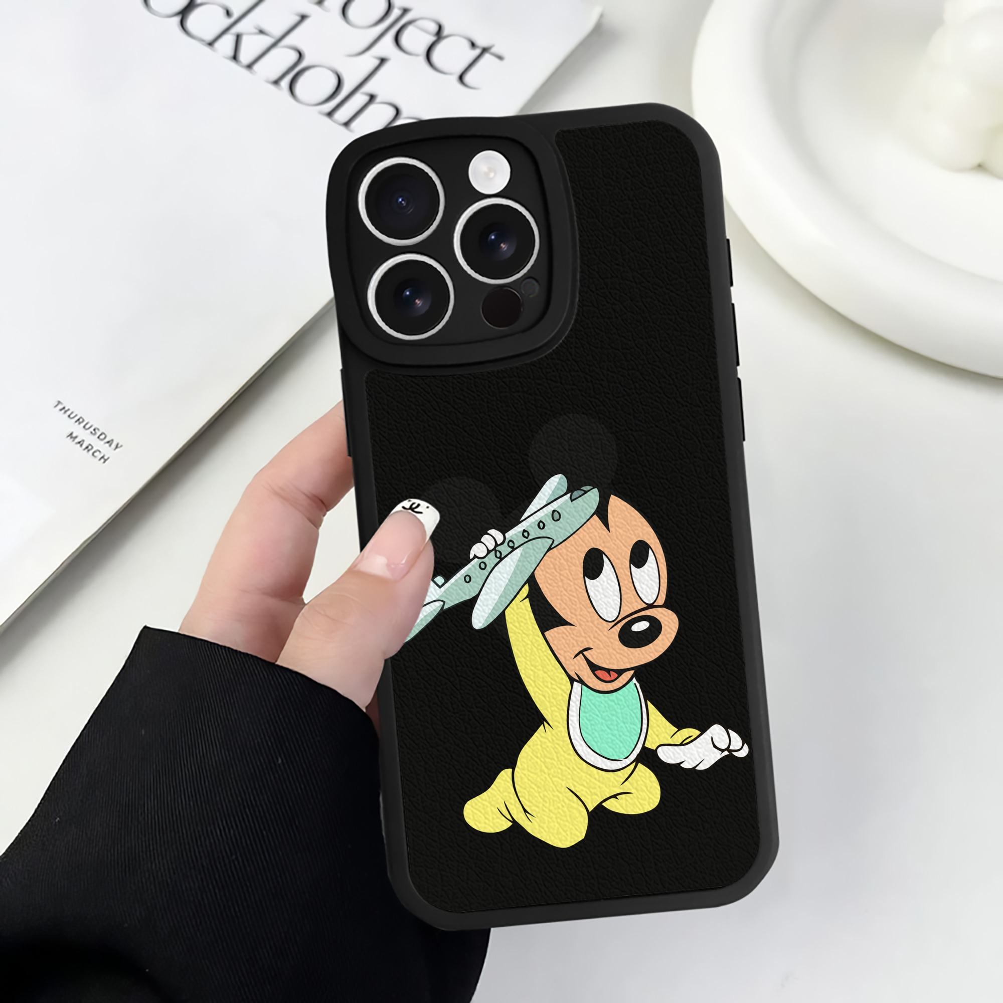 （画像用） ミッキーマウス Mickey Mouse 【iPhone 16シリーズ対応】シリコンスマホケース（レザー調） 材質：シリコン
